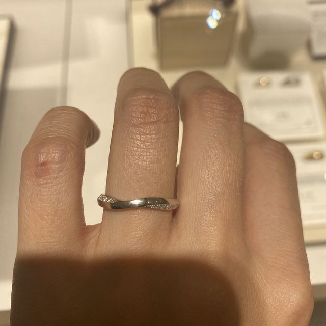 【俄(にわか)の口コミ】 一生に一度の物なので、よく見かけるデザインではなくちょっと変わった指…