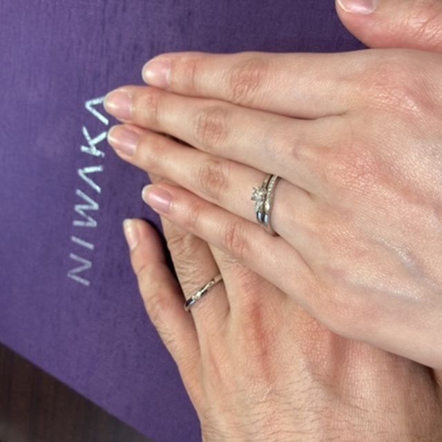 【俄(にわか)の口コミ】 婚約指輪である木洩日と結婚指輪であるせせらぎを重ねづけした際の一体感…