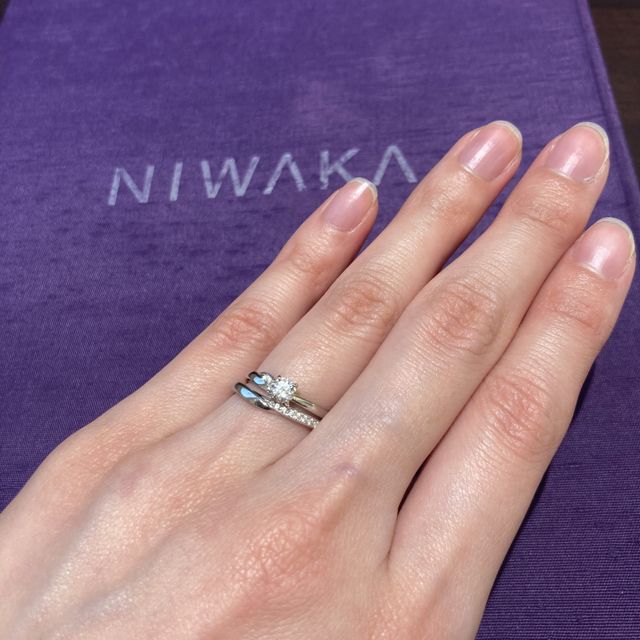 【俄(にわか)の口コミ】 婚約指輪である木洩日と結婚指輪であるせせらぎを重ねづけした際の一体感…