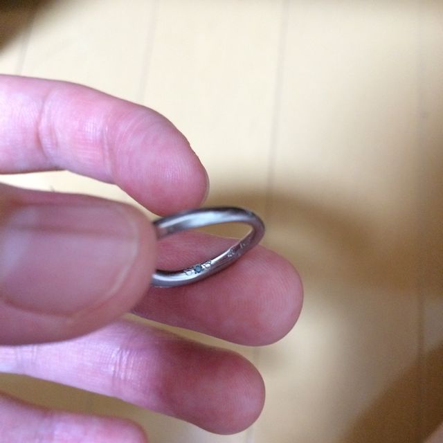 【4℃ BRIDAL(ヨンドシーブライダル)の口コミ】 一番の決め手は、婚約指輪と重ねて着けた時にしっくりくるところでした。…