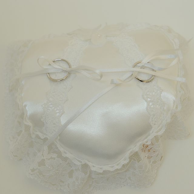 【4℃ BRIDAL(ヨンドシーブライダル)の口コミ】 一番の決め手は、婚約指輪と重ねて着けた時にしっくりくるところでした。…