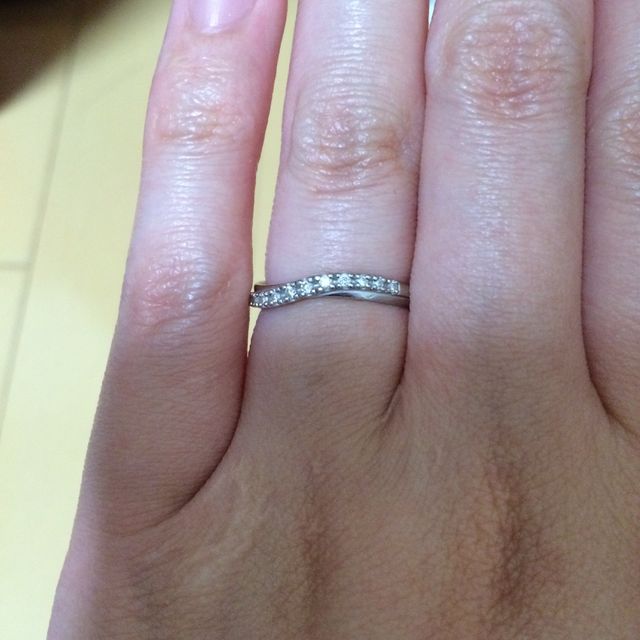 【4℃ BRIDAL(ヨンドシーブライダル)の口コミ】 一番の決め手は、婚約指輪と重ねて着けた時にしっくりくるところでした。…