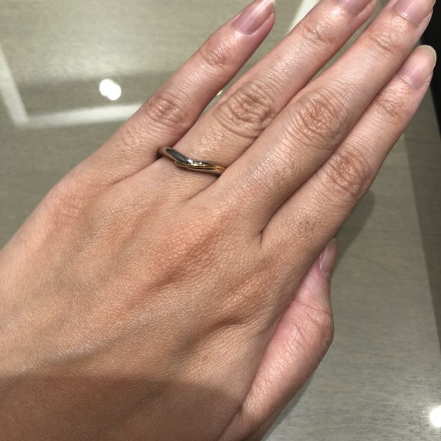 【アイプリモ(I-PRIMO)の口コミ】 プラチナとゴールドのコンビネーションのデザインです。ウェーブ型なので…