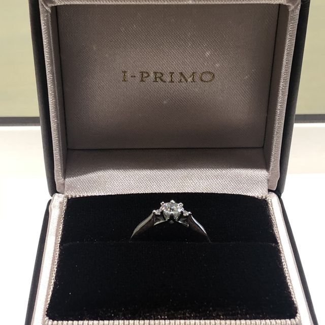 【アイプリモ(I-PRIMO)の口コミ】 デザインで決めました。センターのダイヤモンドのサイドに小さなダイヤが2…