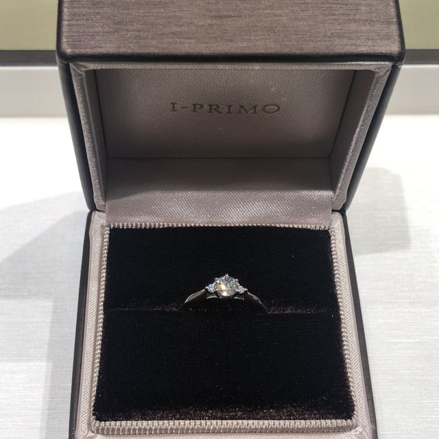 【アイプリモ(I-PRIMO)の口コミ】 デザインで決めました。センターのダイヤモンドのサイドに小さなダイヤが2…
