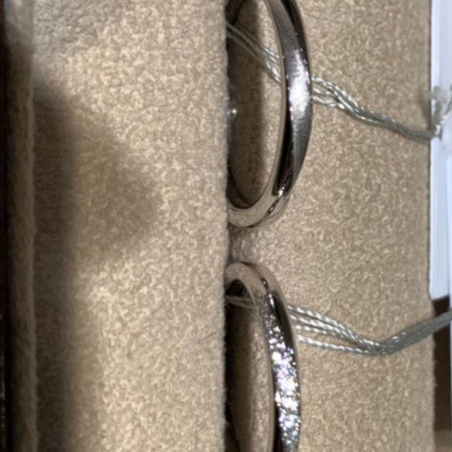 【TRECENTI(トレセンテ)の口コミ】 斜めにダイヤの入ったストレートタイプの指輪を探しており、こちらの指輪…