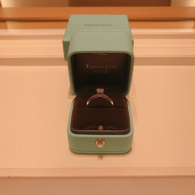 【ティファニー(Tiffany & Co.)の口コミ】 婚約指輪はティファニーと決めていたため、一緒に選びに行きました。
２種…
