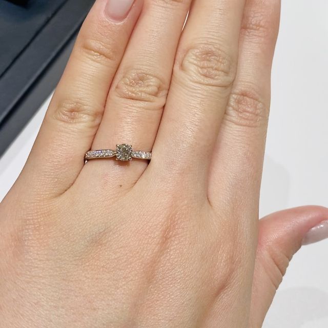 【ラザール ダイヤモンド(LAZARE DIAMOND)の口コミ】 ソリテールタイプではなく周りもキラキラしたデザインのものを探していた…