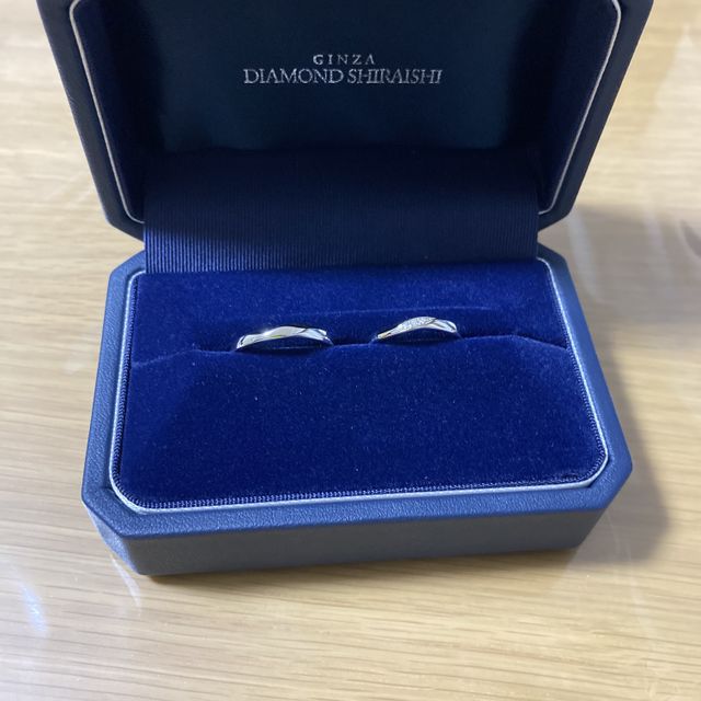【銀座ダイヤモンドシライシの口コミ】 程よいウェーブ感でダイヤの輝きもさりげなく、自分好みでした。指輪の主…
