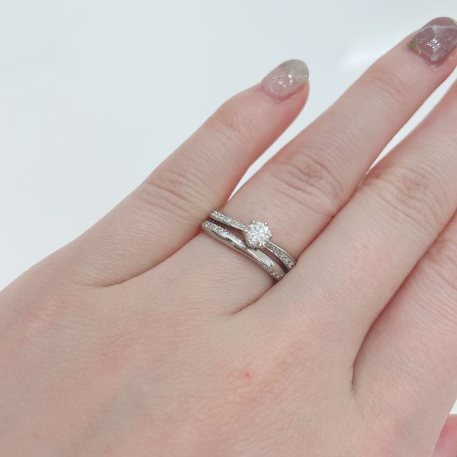 【4℃ BRIDAL(ヨンドシーブライダル)の口コミ】 婚約指輪を日常から着けるのが昔からの憧れだったため、結婚指輪との相性…