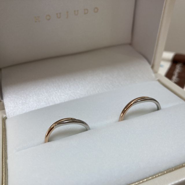 【宝寿堂(ほうじゅどう)の口コミ】 見本にあった柔らかな流線型のデザインを気に入り、2色使い(プラチナとピ…