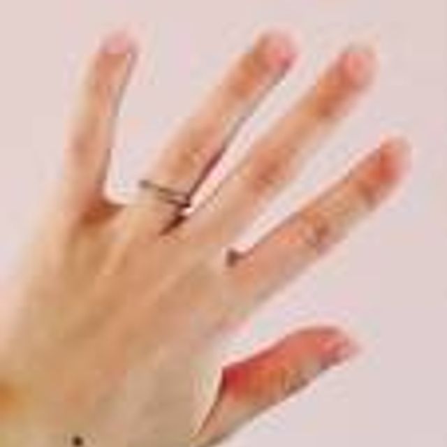 【4℃ BRIDAL(ヨンドシーブライダル)の口コミ】 細身であること、ダイヤモンドがついていることという条件で探しました。…
