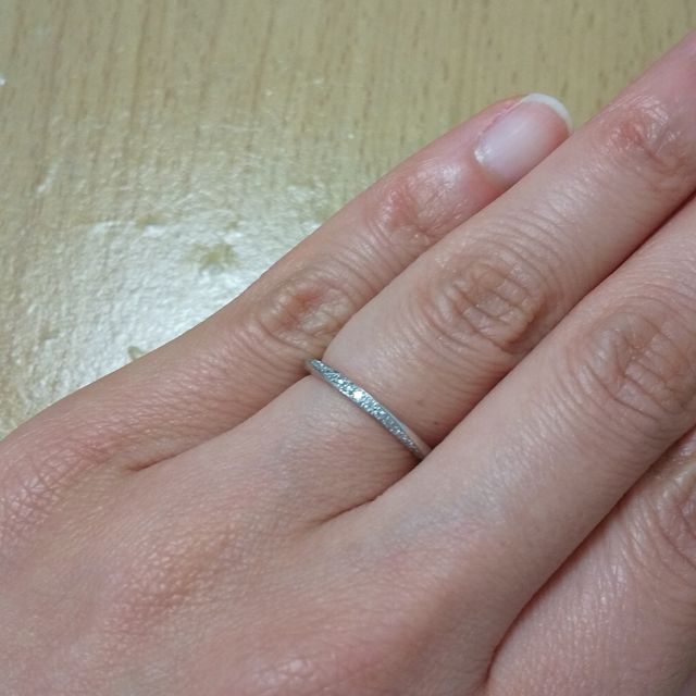 【銀座ダイヤモンドシライシの口コミ】 細身で指が細く見えそうだったのと、とにかくデザインがよかった。シンプ…