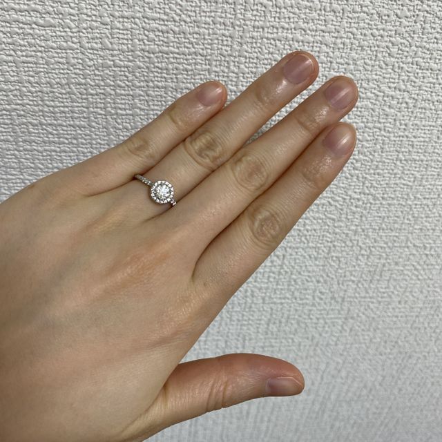 【BIJOUPIKO(ビジュピコ)の口コミ】 婚約指輪は特別な時にしかしないのでキラキラしたものがいいなと思い探し…