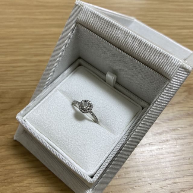 【BIJOUPIKO(ビジュピコ)の口コミ】 婚約指輪は特別な時にしかしないのでキラキラしたものがいいなと思い探し…