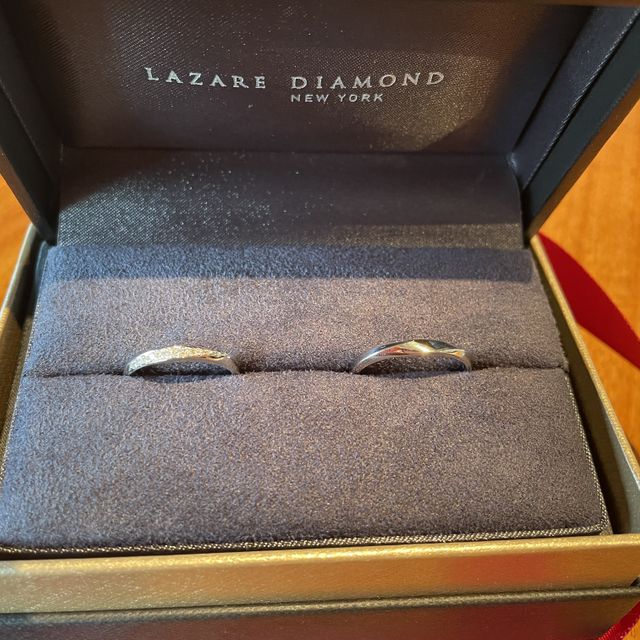 【ラザール ダイヤモンド(LAZARE DIAMOND)の口コミ】 指輪のデザインがとても気に入りました。
ダイヤ、ウェーブ、ラインがはっ…