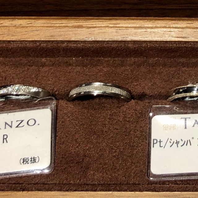 【TANZO.(鍛造指輪)の口コミ】 初めての結婚指輪探し。寝る時も家事をする時もつけていたいので丈夫なこ…