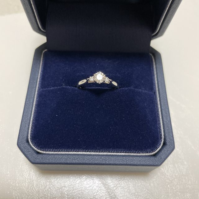 【銀座ダイヤモンドシライシの口コミ】 指輪のデザインがシンプルだけどシンプルすぎないお花をイメージした形が…