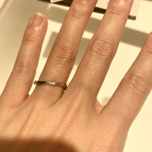 【ringram(リングラム)の口コミ】 S字タイプで、ダイヤが3石入った指輪です。ダイヤはさりげなく入っている…