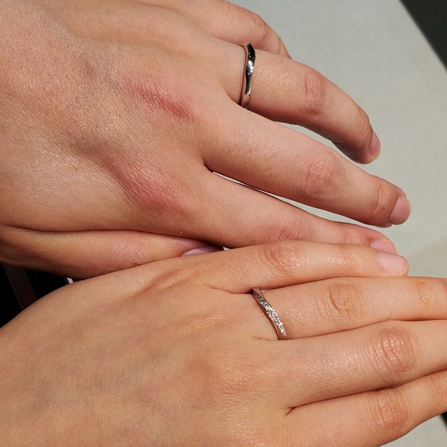 【アイプリモ(I-PRIMO)の口コミ】 斜めのラインが特にオシャレで、ウェーブなので指を細く見せてくれます。
…