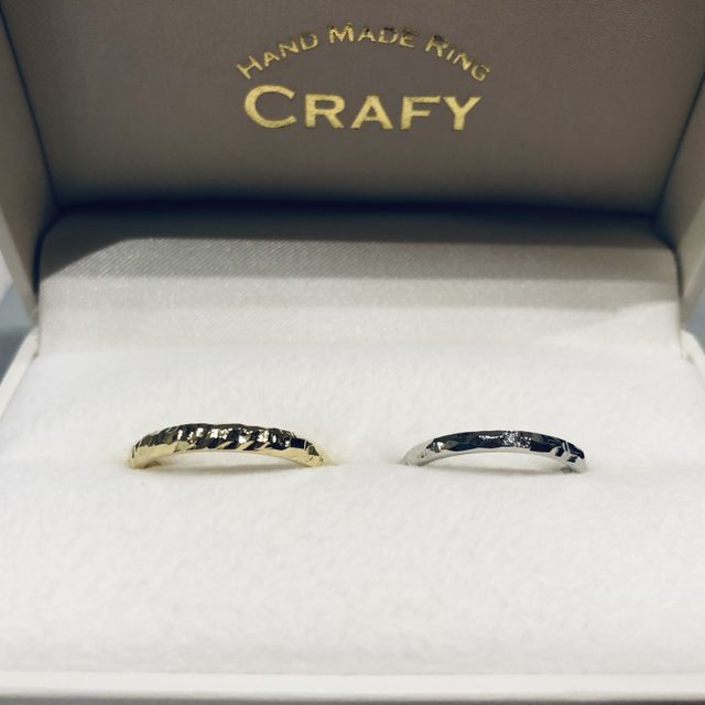 【CRAFY(クラフィ)の口コミ】 2人でお揃いが良く、槌目のデザインにしました。素材はお互い違いますが一…