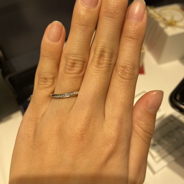 【銀座ダイヤモンドシライシの口コミ】 ストレートタイプとウェーブタイプの指輪で斜めにダイヤが入ったリングを…
