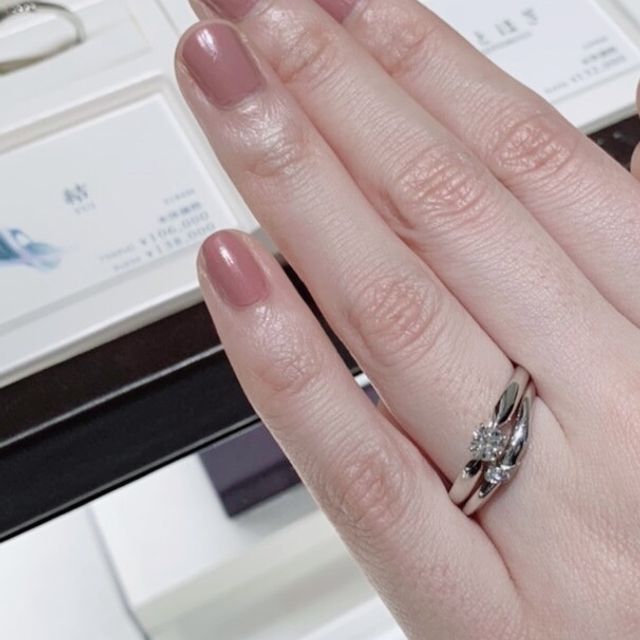【俄(にわか)の口コミ】 どちらも婚約指輪がストレートタイプで、結婚指輪が指に沿った形になって…