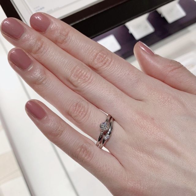【俄(にわか)の口コミ】 どちらも婚約指輪がストレートタイプで、結婚指輪が指に沿った形になって…
