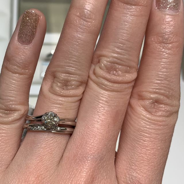 【銀座ダイヤモンドシライシの口コミ】 お花のデザインという事で、どの角度から見ても可愛らしく女性らしいデザ…