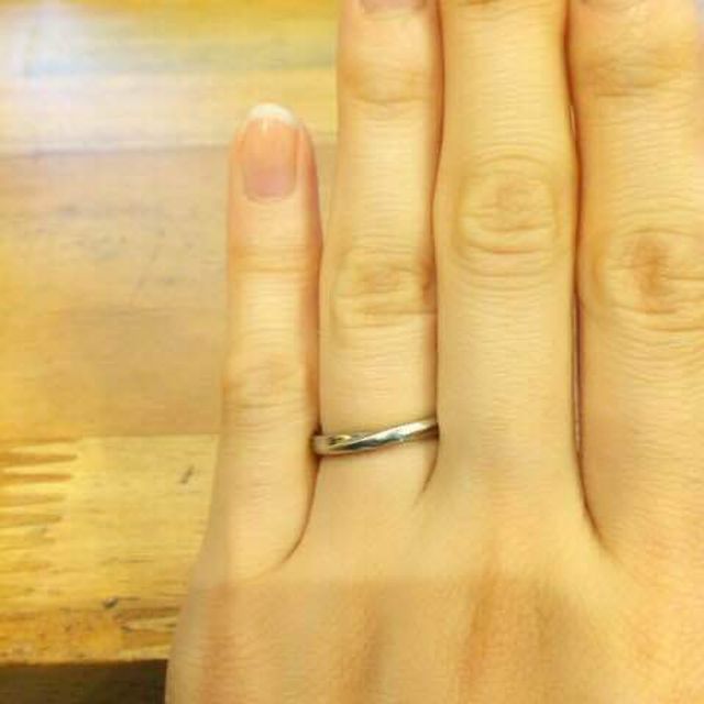【4℃ BRIDAL(ヨンドシーブライダル)の口コミ】 指輪を選ぶ決め手として、
・婚約指輪と一緒にはめても、違和感がないこと…