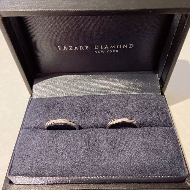 【ラザール ダイヤモンド(LAZARE DIAMOND)の口コミ】 ストレートタイプの指輪をいろいろ試着した結果、斜めにダイヤモンドのラ…