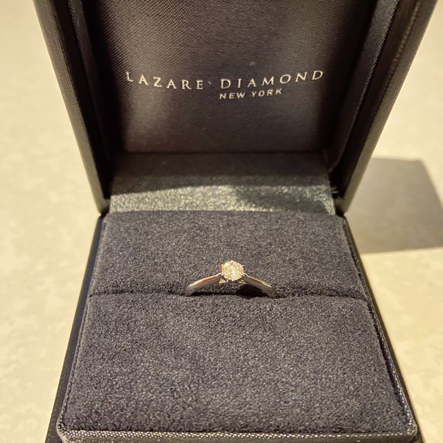 【ラザール ダイヤモンド(LAZARE DIAMOND)の口コミ】 結婚指輪との重ね付けを想定していたので、ストレートタイプでシンプルな…