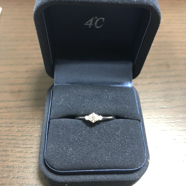 【4℃ BRIDAL(ヨンドシーブライダル)の口コミ】 指輪のデザインとダイヤの輝きにに惹かれました。ダイヤの個数やカラット…