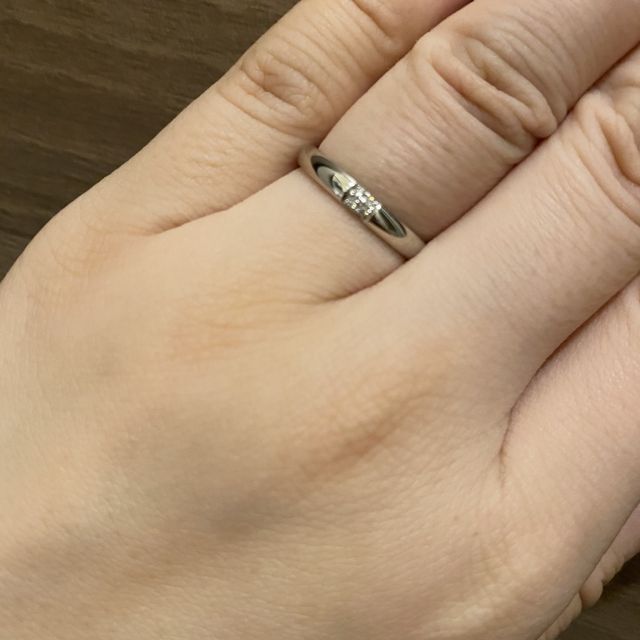 【銀座ダイヤモンドシライシの口コミ】 シンプルなプラチナのデザインにダイヤを追加して作りました！内側も丸く…