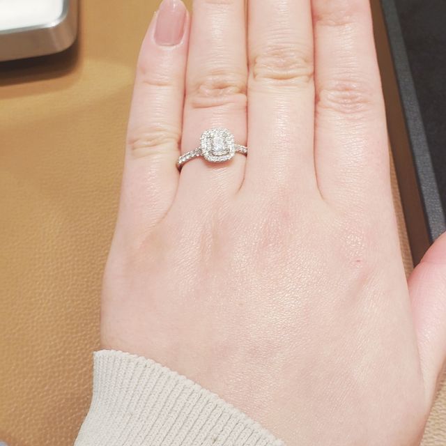 【ティファニー(Tiffany & Co.)の口コミ】 クッションカットに惹かれて見せていただきました。
センターストーンのま…