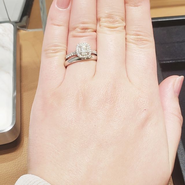 【ティファニー(Tiffany & Co.)の口コミ】 クッションカットに惹かれて見せていただきました。
センターストーンのま…