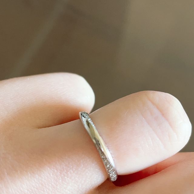 【4℃ BRIDAL(ヨンドシーブライダル)の口コミ】 婚約指輪と一緒に着けたかったのでシンプル＋細めの結婚指輪を選びました…