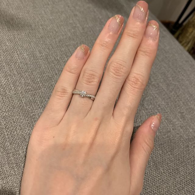 【ヴァンドーム青山(VENDOME AOYAMA)の口コミ】 通常の婚約指輪は石が1個のみという形が定番ですが、中央から流れるような…