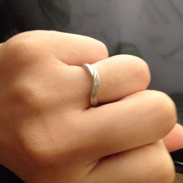 【ラザール ダイヤモンド(LAZARE DIAMOND)の口コミ】 別で買ったウェーブラインの婚約指輪とセット付けでき、婚約指輪のダイヤ…