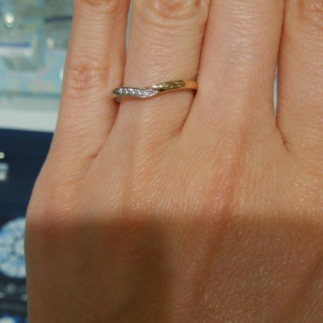 【nocur(ノクル)の口コミ】 V字のピンクゴールドとプラチナのコンビネーションリングです。他であまり…