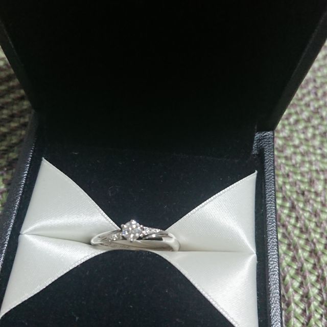 【エクセルコダイヤモンド(EXELCO DIAMOND)の口コミ】 左下から右上にかけて、流れ星のように煌めくラインが、センターダイヤモ…