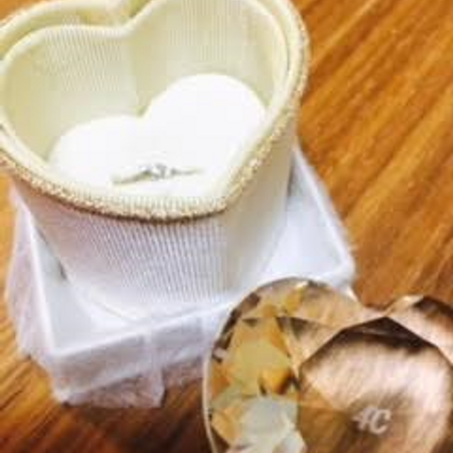 【4℃ BRIDAL(ヨンドシーブライダル)の口コミ】 主人がサプライズで選んでくれました。波うったような流れのあるリングな…