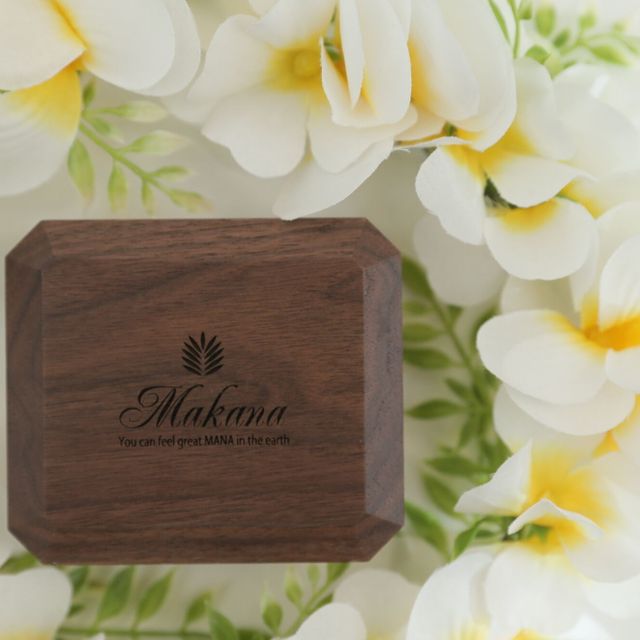 【Makana(マカナ)の口コミ】 私たちは海が大好きで
大好きな海にゆかりのある指輪にしたいと思い
ハワ…