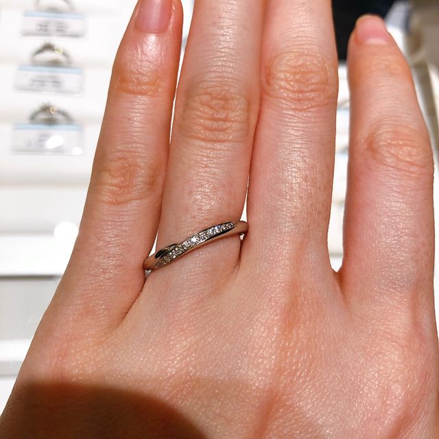 【銀座ダイヤモンドシライシの口コミ】 ウェーブ型で、斜めにダイヤモンドが入っているでざいんです。素材はプラ…