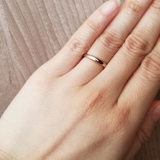 【アッシュペーフランス(H.P.FRANCE)の口コミ】 決め手は、リングの素材が自分の肌の色にしっくりきた事。デザインがシン…