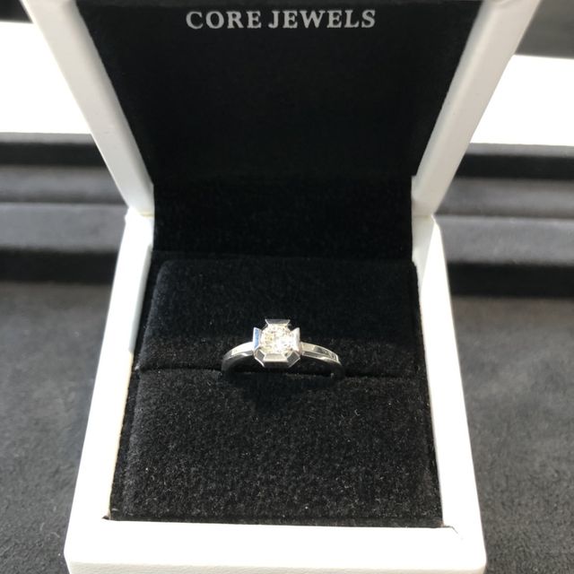 【CORE JEWELS(コアジュエルス)の口コミ】 他のどのブランドにも無いモダンなデザインと、自分でいくつかのダイヤか…