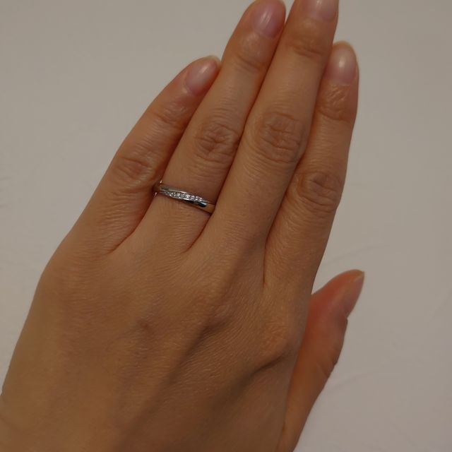 【PILOT BRIDAL(パイロットブライダル)の口コミ】 結婚指輪の買い換えで購入しました。ダイヤモンドが斜めに9粒入っており、…