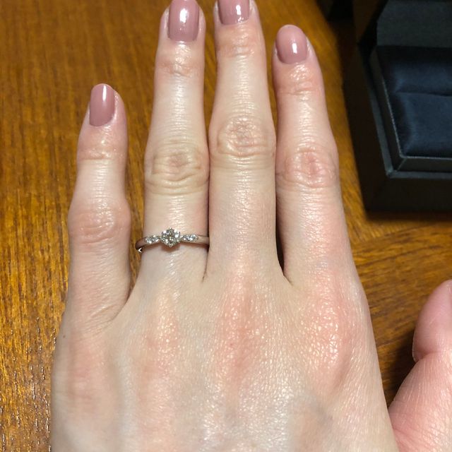 【ラザール ダイヤモンド(LAZARE DIAMOND)の口コミ】 お出かけの時にも付けられるように0.25ctにしました。左右にメレダイヤが…