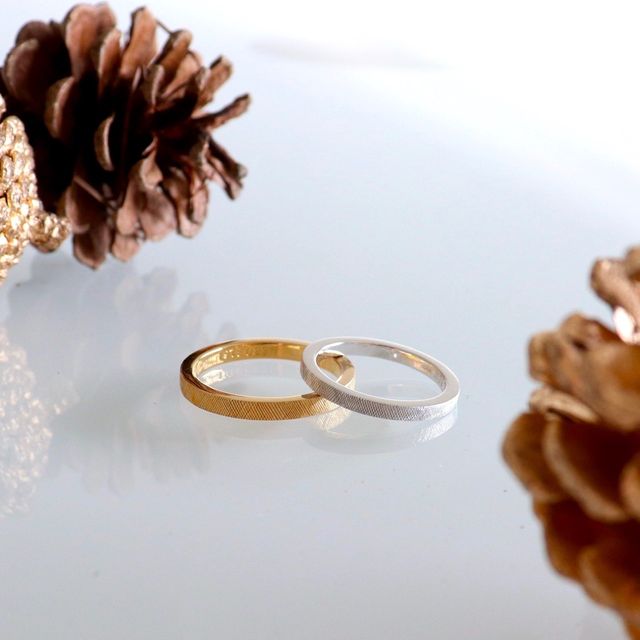 【鶴(mikoto)の口コミ】 シンプルながらも繊細な彫り模様が素敵だったので選びました。指輪の色も…