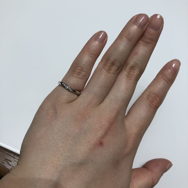 【4℃ BRIDAL(ヨンドシーブライダル)の口コミ】 ゆるやかなV字で、柔らかい印象になるところが気に入りました。
はじめは…